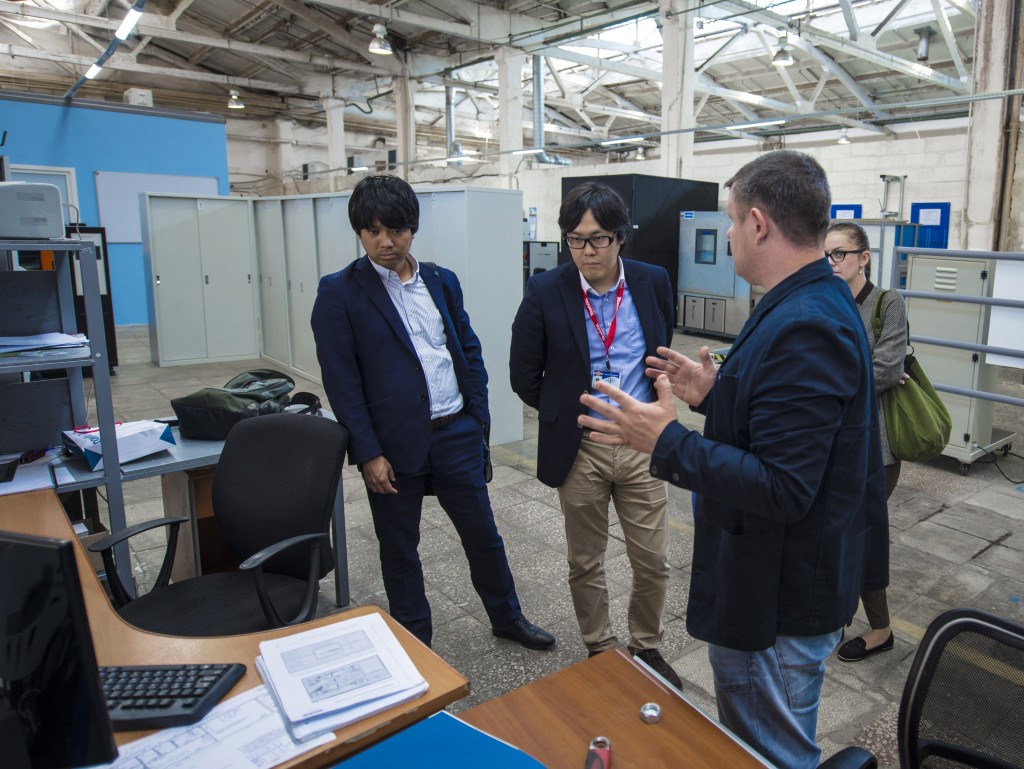 На фото: инженер испытательной лаборатории Дмитрий Бабурин рассказывает японским представителям об оборудовании.