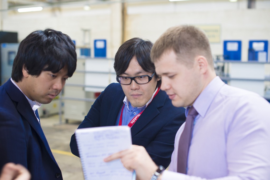 На фото слева направо: заместитель генерального директора компании Makita Фукусима Кента, генеральный директор Makita Абэ Есиро и руководитель нашей испытательной лаборатории Артем Сухарев.