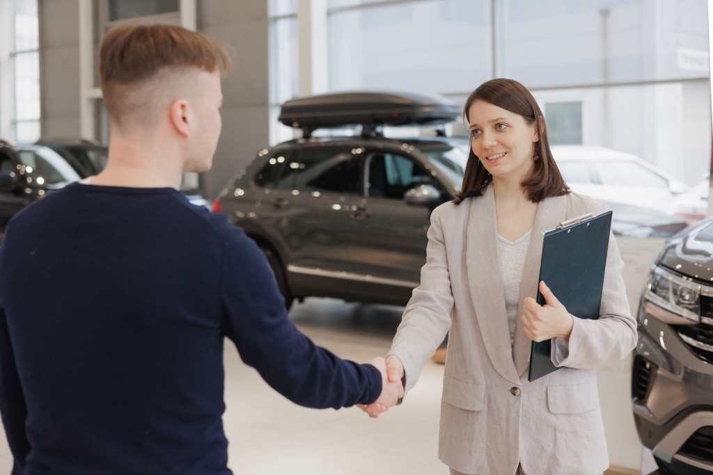 handshake-a-man-buys-a-car-dealership-and-signs-a-2022-09-30-22-53-32-utc.jpg